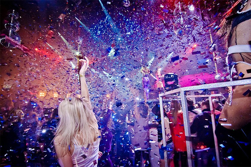 Вечеринка. Блондинка в клубе. Фотосессия в клубе. Девушка танцует в клубе.